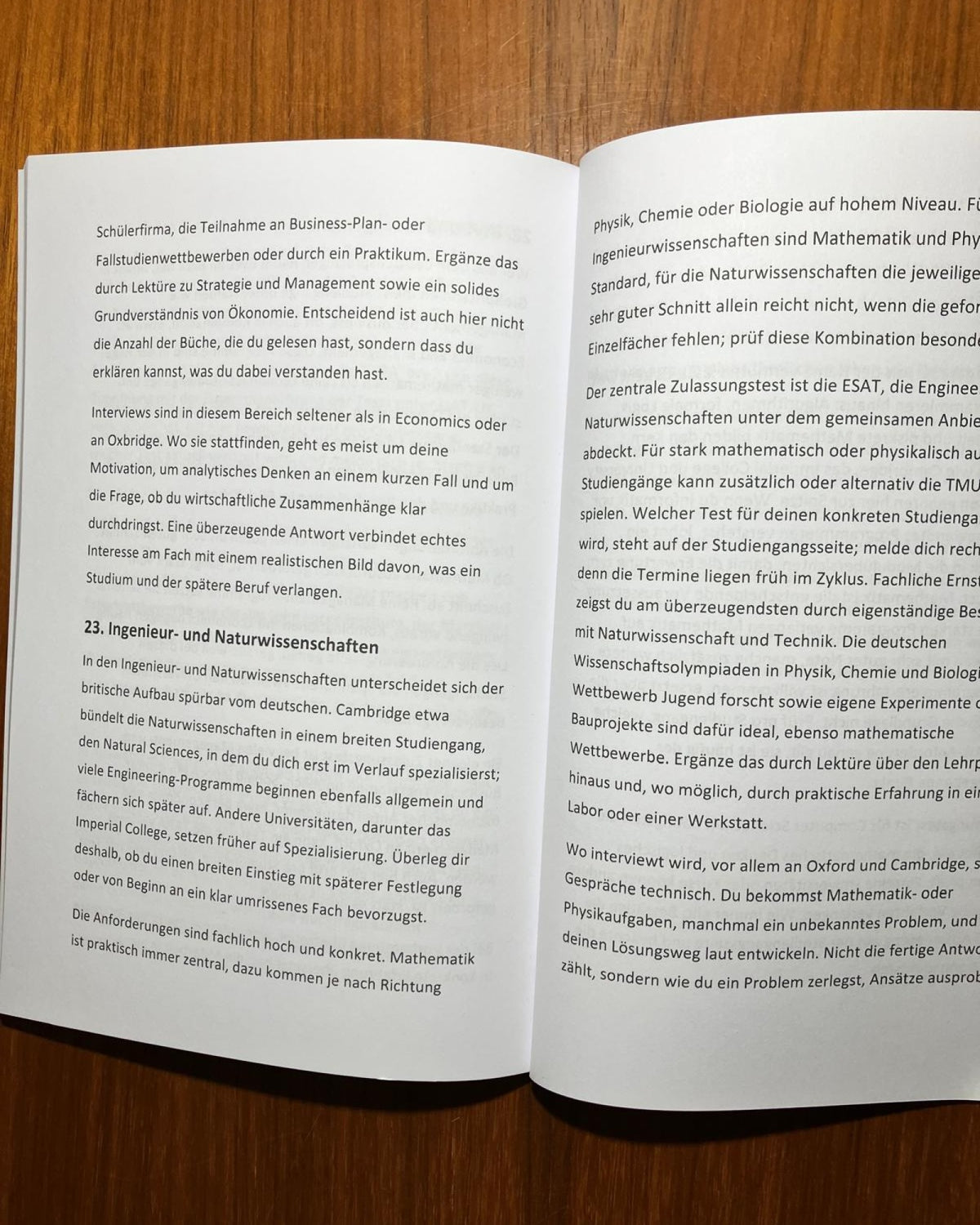 Aufgeschlagenes Buch „Erfolgreich zum Studium in Großbritannien“ mit Kapitel 23 zu Ingenieur- und Naturwissenschaften