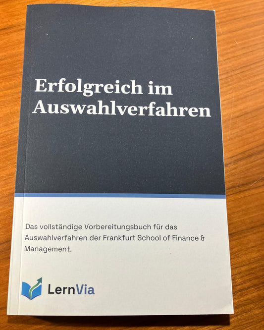 Taschenbuch „Erfolgreich im Auswahlverfahren“ für die Frankfurt School auf einem Holztisch