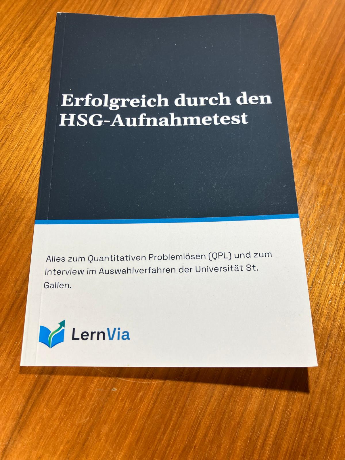 Taschenbuch „Erfolgreich durch den HSG-Aufnahmetest“ von LernVia auf einem Holztisch