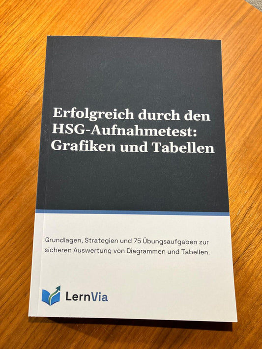 Buchcover „Erfolgreich durch den HSG-Aufnahmetest: Grafiken und Tabellen“ von LernVia auf Holztisch